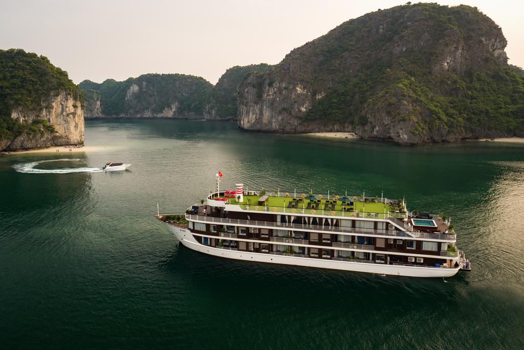 Khám phá vịnh Lan Hạ thơ mộng trên du thuyền sang trong La Casta Regal