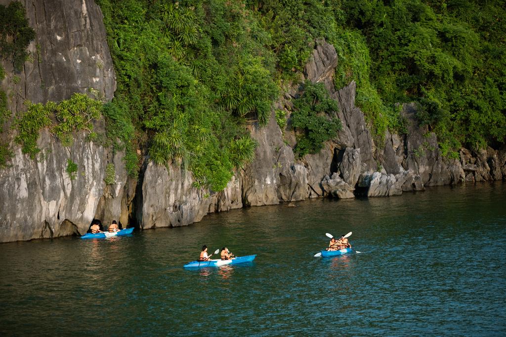 Chèo kayak khám phá vịnh Lan Hạ