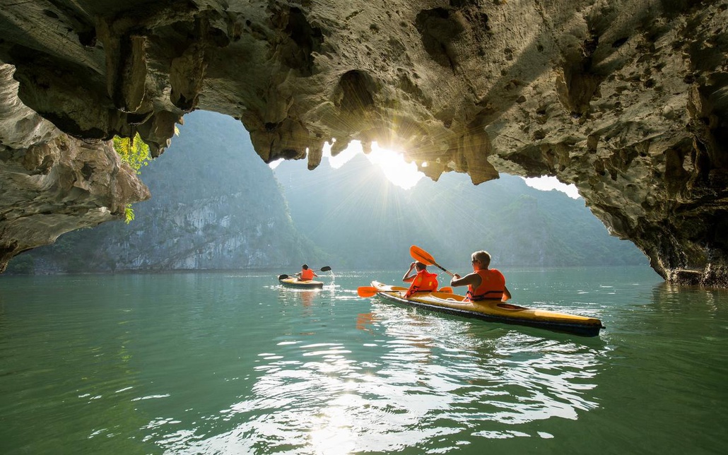 Trải nghiệm thú vị với chèo thuyền Kayak khám phá vịnh