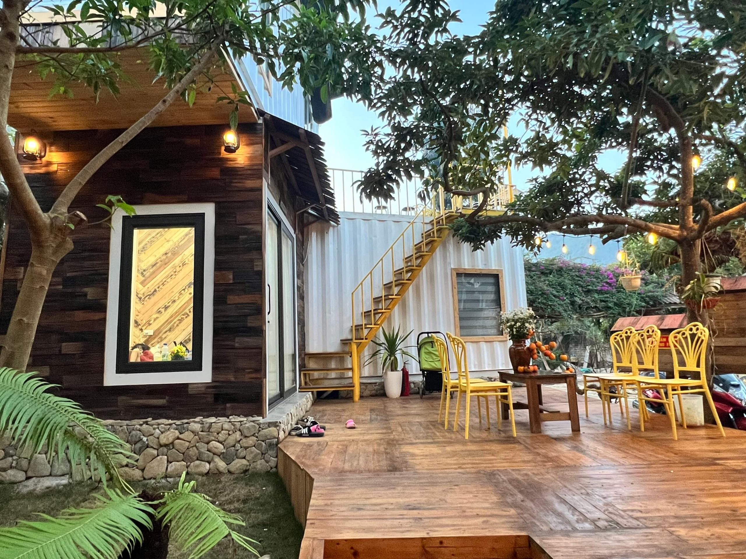 PHÒNG LỊCH SỰ VÀ TIỆN NGHI
VILLA CÓ PHỤC VỤ CÁC MÓN ĂN DÂN TỘC