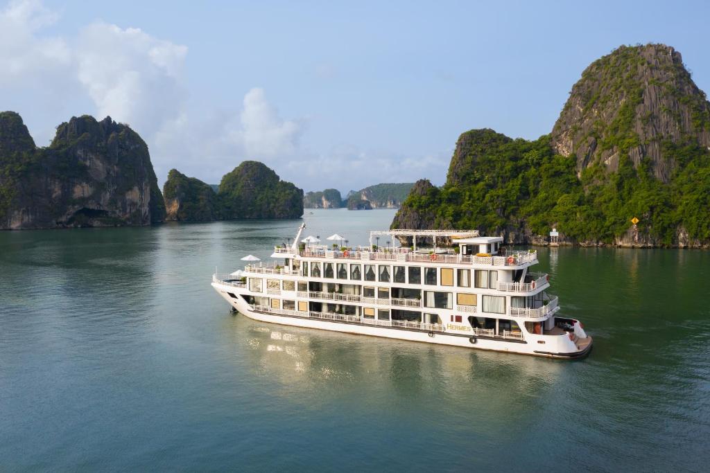Du Thuyền Hermes Hạ Long