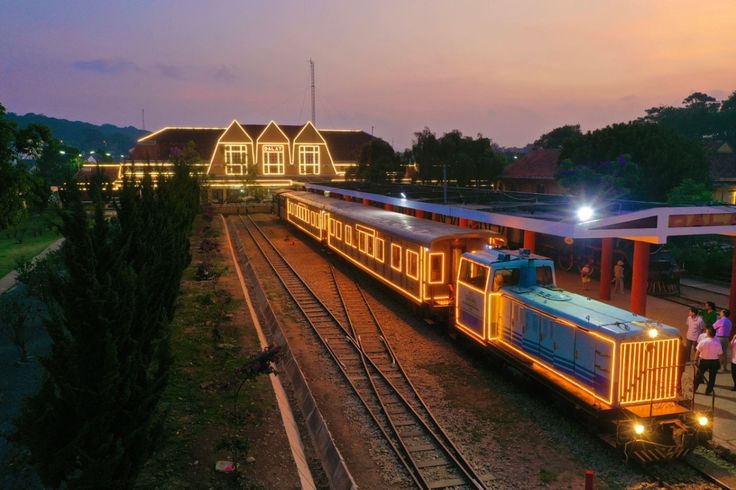 Ga Đà Lạt: Nhà ga cổ kính với kiến trúc độc đáo, là biểu tượng của thành phố. Ga Đà Lạt: Nhà ga cổ kính với kiến trúc độc đáo, là biểu tượng của thành phố.