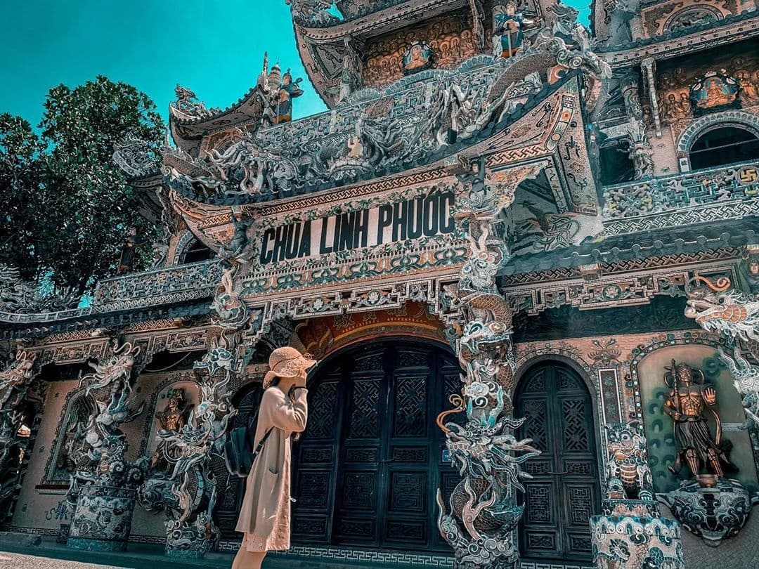 Chùa Linh Phước (chùa Ve Chai): Ngôi chùa độc đáo với kiến trúc mosaic từ các mảnh sành sứ. Chùa Linh Phước (chùa Ve Chai): Ngôi chùa độc đáo với kiến trúc mosaic từ các mảnh sành sứ.