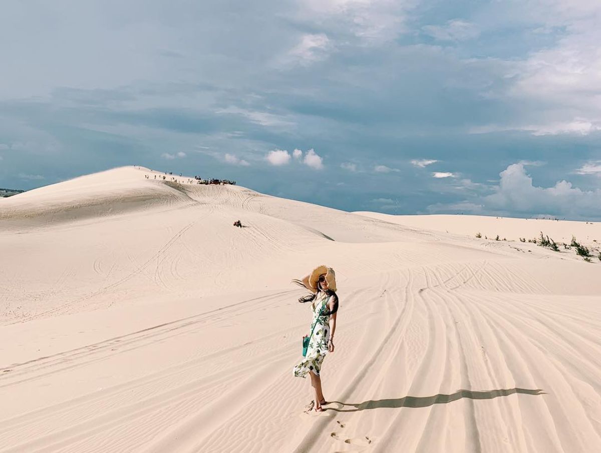 Bàu Trắng cách thành phố Phan Thiết, Bình Thuận 62km về phía Đông Bắc Bàu Trắng cách thành phố Phan Thiết, Bình Thuận 62km về phía Đông Bắc