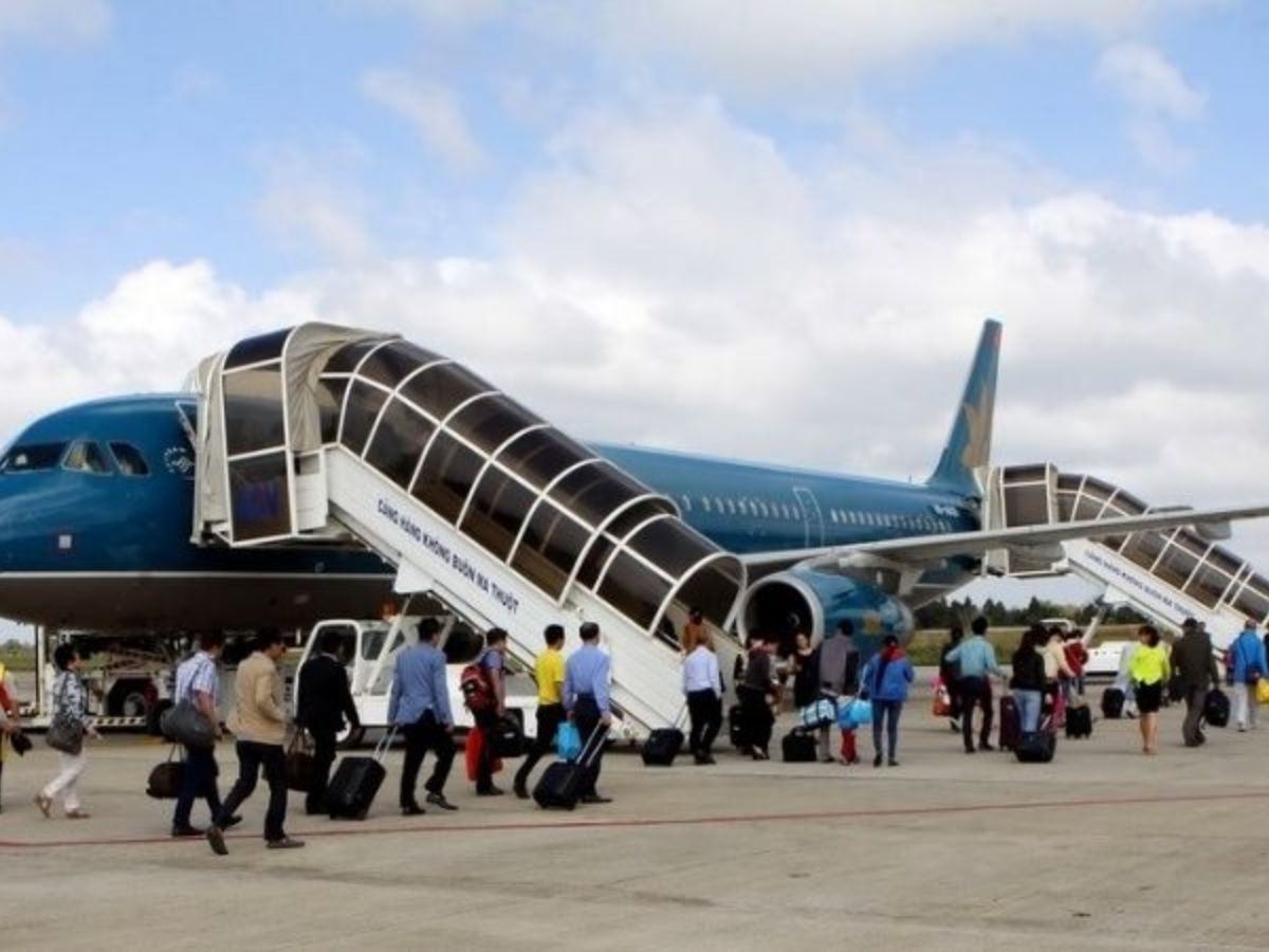 Từ Hà Nội bạn sẽ di chuyển bằng máy bay tới Nha Trang 