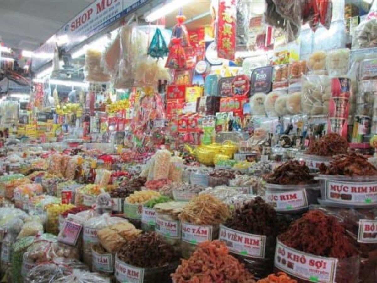                            Rất nhiều đồ hải sản khô được bán ở đây