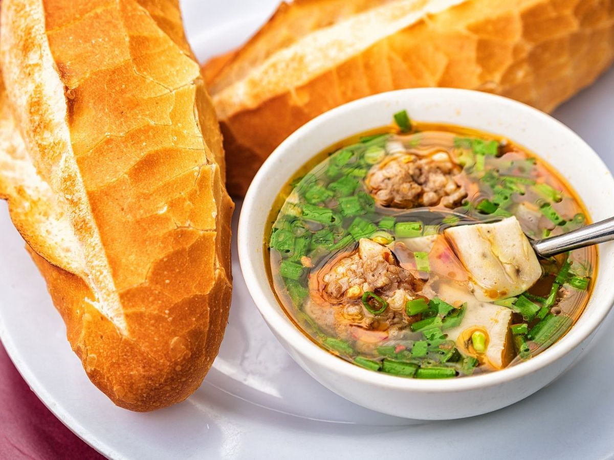 Bánh mì xíu mại - món ăn nổi tiếng Đà Lạt
