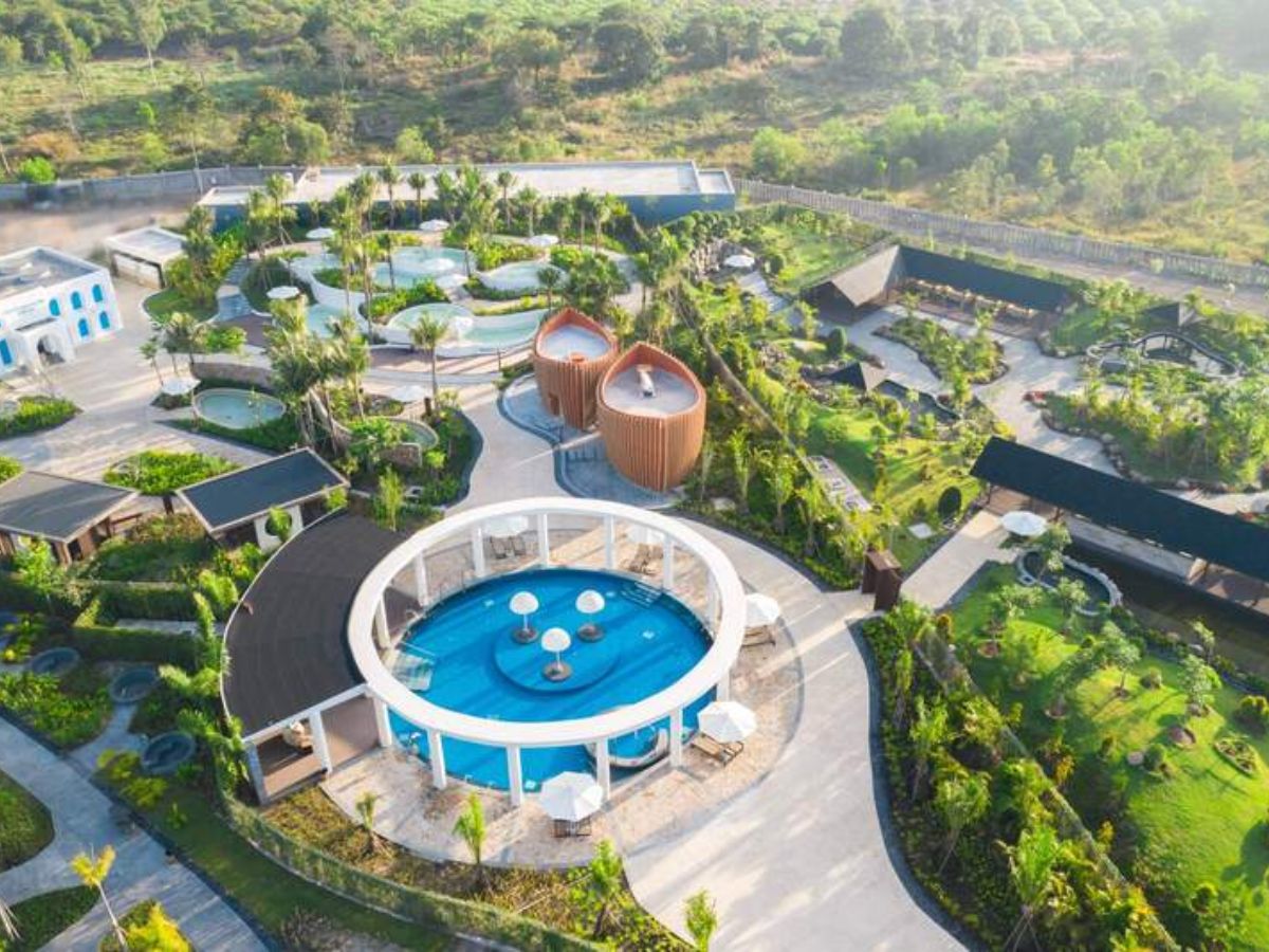Tham quan suối nước nóng Bình Châu