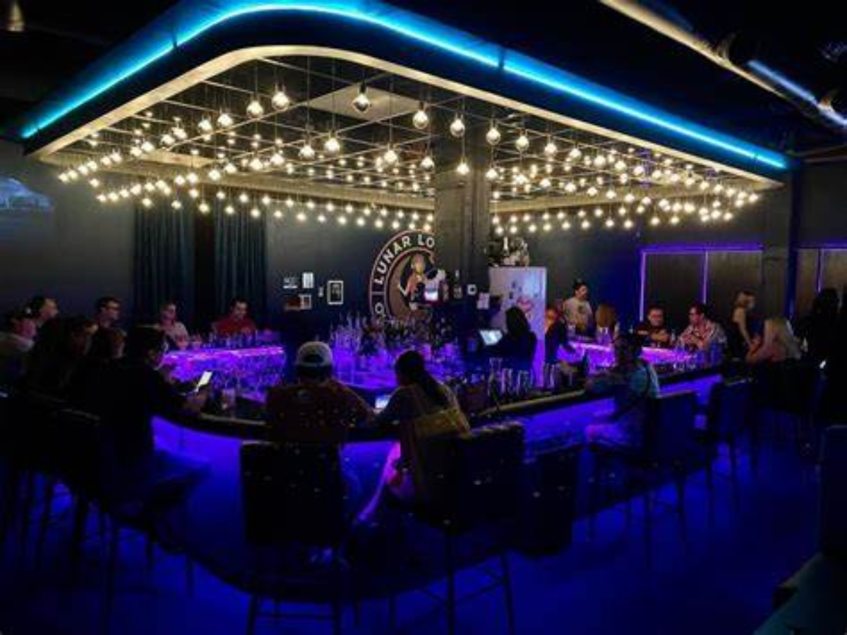 Lunar Lounge Bar – View Biển Đẹp-Top quán bar nổi tiếng Cam Ranh